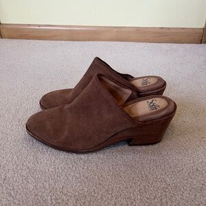 Sofft Women's Chocolate Suede Mules